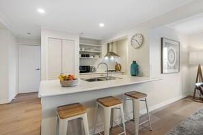 Fridge, microwave, oven, stovetop - SORRENTO VILLAGE BEACH COTTAGE ON GEORGE. WALK ABSOLUTELY EVERYWHERE! (Sorrento)