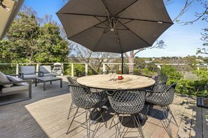 Outdoor dining - SORRENTO VILLAGE BEACH COTTAGE ON GEORGE. WALK ABSOLUTELY EVERYWHERE! (Sorrento)