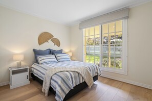 3 bedrooms, iron/ironing board, free WiFi - SORRENTO VILLAGE BEACH COTTAGE ON GEORGE. WALK ABSOLUTELY EVERYWHERE! (Sorrento)