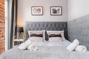 Desk, laptop workspace, cots/infant beds, free WiFi - Saint Florian's Suites - Old Town Luxury (Kraków)