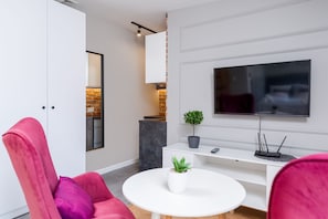 Desk, laptop workspace, cots/infant beds, free WiFi - Saint Florian's Suites - Old Town Luxury (Kraków)