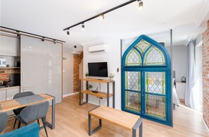 8. Studio Saint Florian's Suites | Sala de estar | TV de tela plana