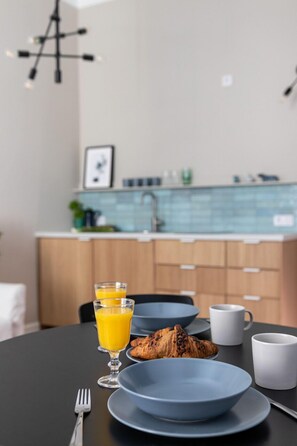 5D. One Bedroom Apartment - Saint Florian's Suites | Cozinha americana privada | Frigobar, micro-ondas, cooktop, cafeteira/chaleira