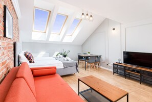 Desk, laptop workspace, cots/infant beds, free WiFi - Saint Florian's Suites - Old Town Luxury (Kraków)