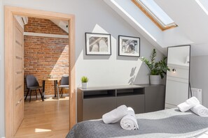 10. Studio Saint Florian's Suites | Bàn, khu vực làm việc phù hợp cho laptop 