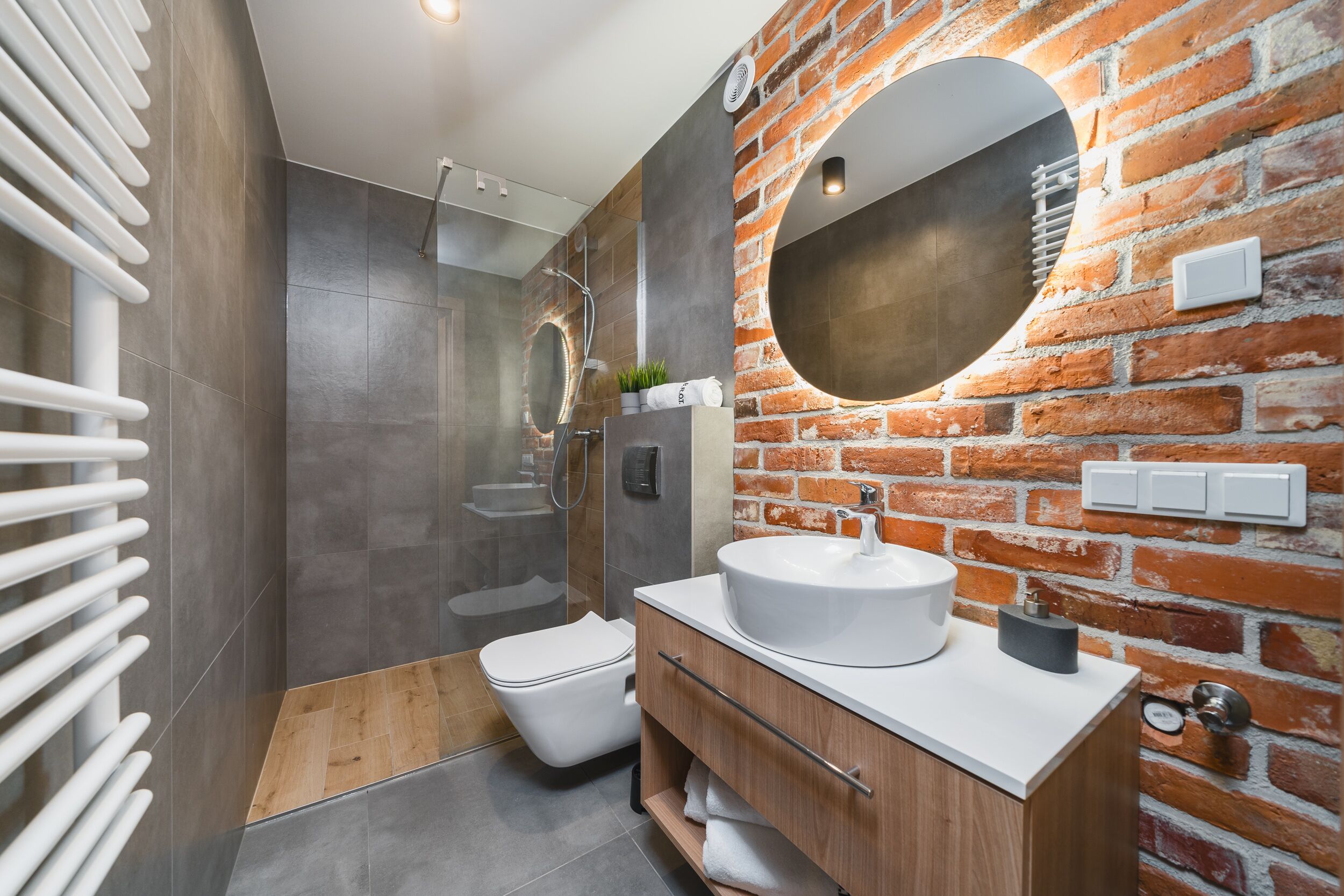 Studio | Badkamer | Een douche, een haardroger, handdoeken, zeep