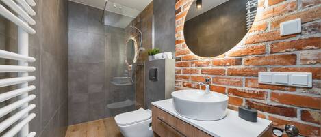 11. Studio Saint Florian's Suites | Bathroom | Shower, hair dryer, towels, soap