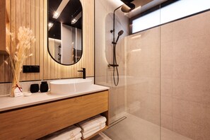 E1. Stylchyn Park - Exclusive Apartment | Bathroom | Free toiletries, hair dryer, towels, soap