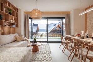 E1. Stylchyn Park - Exclusive Apartment | Living room | 45-inch flat-screen TV with digital channels - Stylchyn Park - Exclusive Apartments (Czorsztyn)