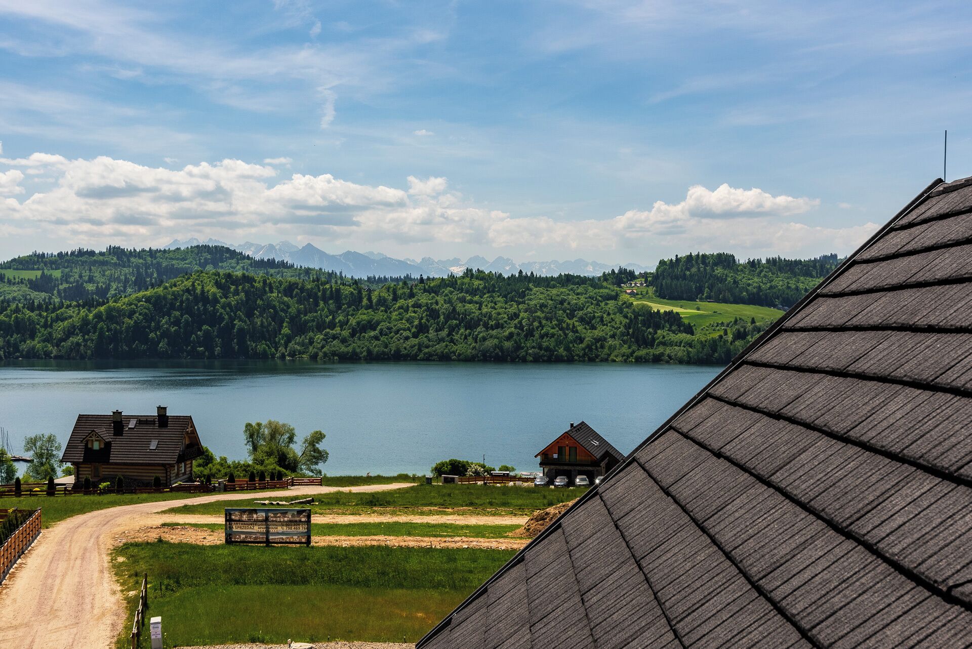 Une vue sur le lac, avec un chalet en bois et un panneau indiquant la présence d’un restaurant.
