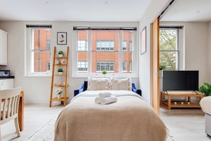 1 habitación, escritorio, tabla de planchar con plancha y cuna de viaje