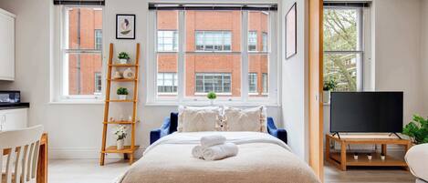 1 chambre, bureau, fer et planche à repasser, lit parapluie