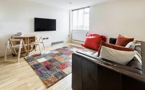 TV - 2 bedroom apartment in Bayswater - Great views, 5 mins to Notting Hill and parks (Paddington)