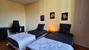 2 slaapkamers, een bureau, wifi, beddengoed