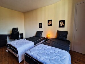 2 bedrooms, desk, WiFi, bed sheets