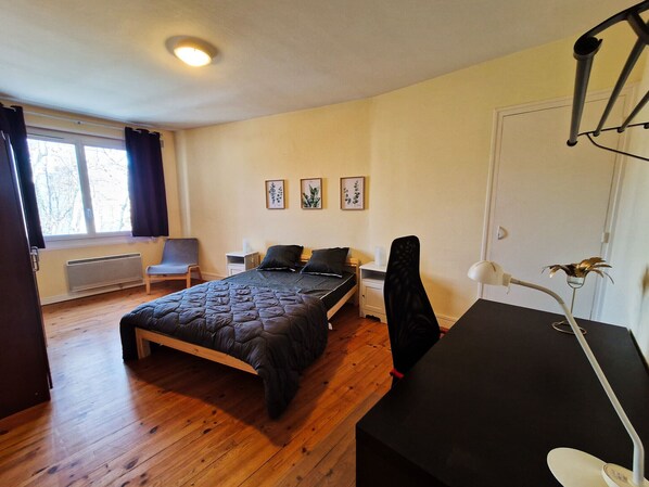 2 bedrooms, desk, WiFi, bed sheets