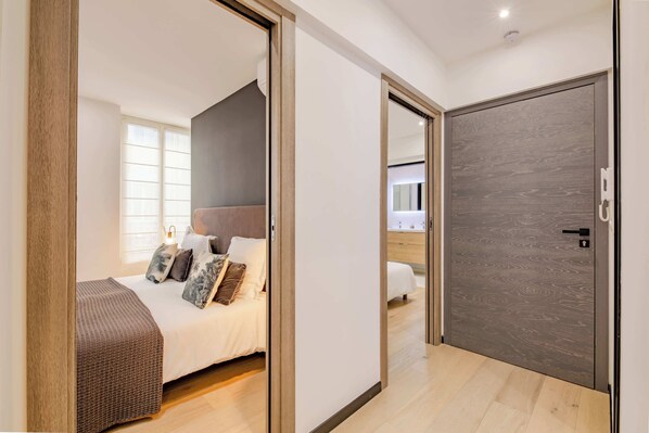 2 slaapkamers, een bureau, een strijkplank/strijkijzer, wifi