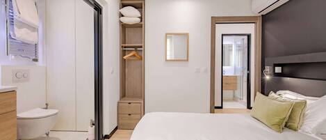 2 bedrooms, desk, iron/ironing board, WiFi