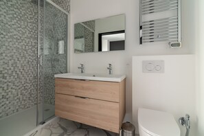 Shower, hair dryer, towels
