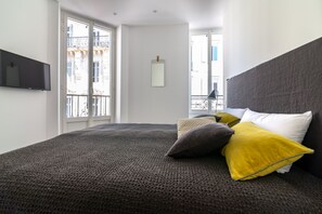 2 bedrooms, desk, WiFi, bed sheets