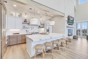 冷蔵庫、電子レンジ、オーブン、コンロ