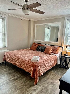 1 dormitorio, escritorio, tabla de planchar con plancha y cuna de viaje
