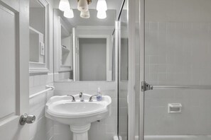 Shower, hair dryer, towels - FIFA 2026 Walk to Stadium | 2BR Unit 7I ATL (Atlanta)