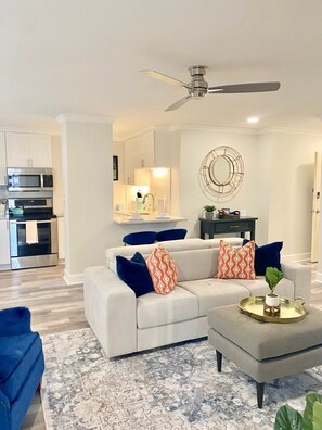 Una televisión, una oficina