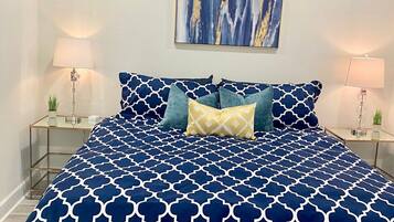 1 soveværelse, skrivebord, strygejern/strygebræt, weekendseng