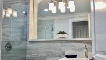 Bruser, hårtørrer, håndklæder