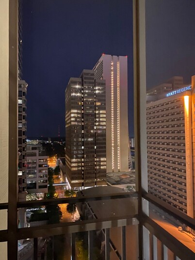 8th Floor Stylish Downtown Condo, Private Balcony