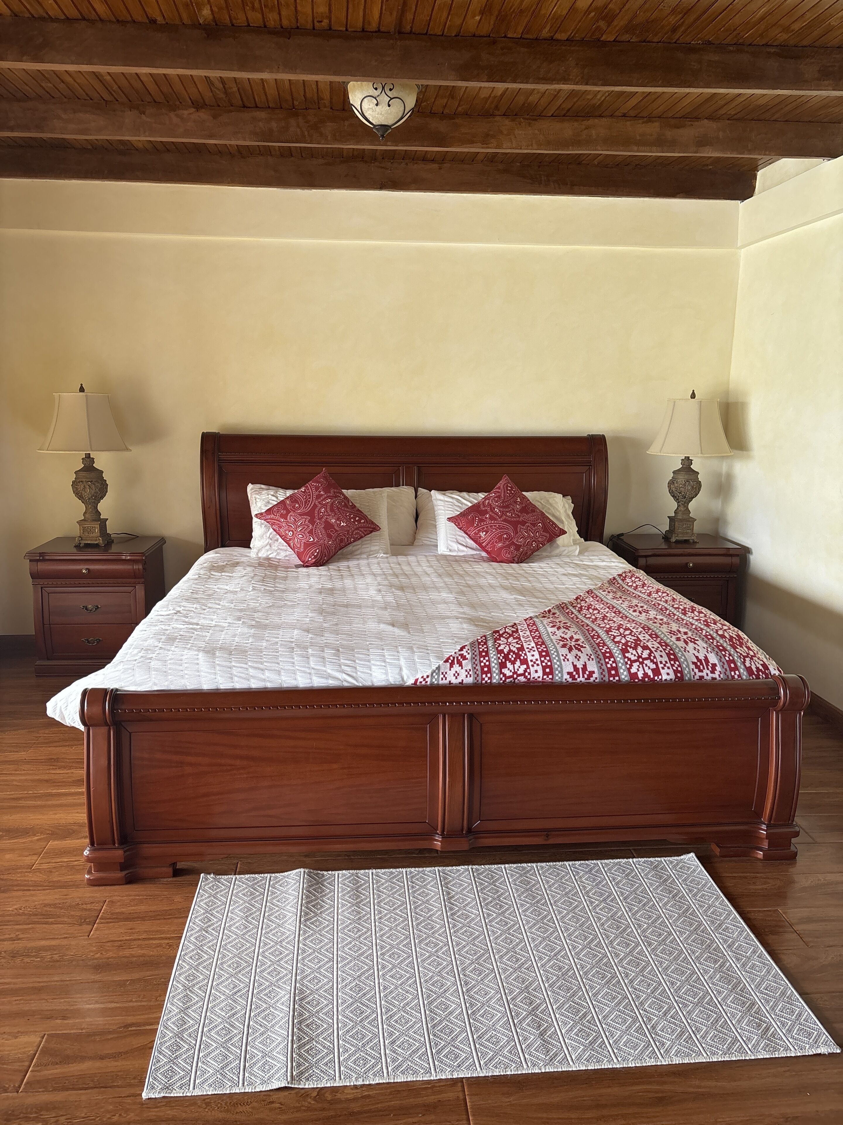 Habitación de luna de miel | Decoración personalizada, muebles diferentes y escritorio 