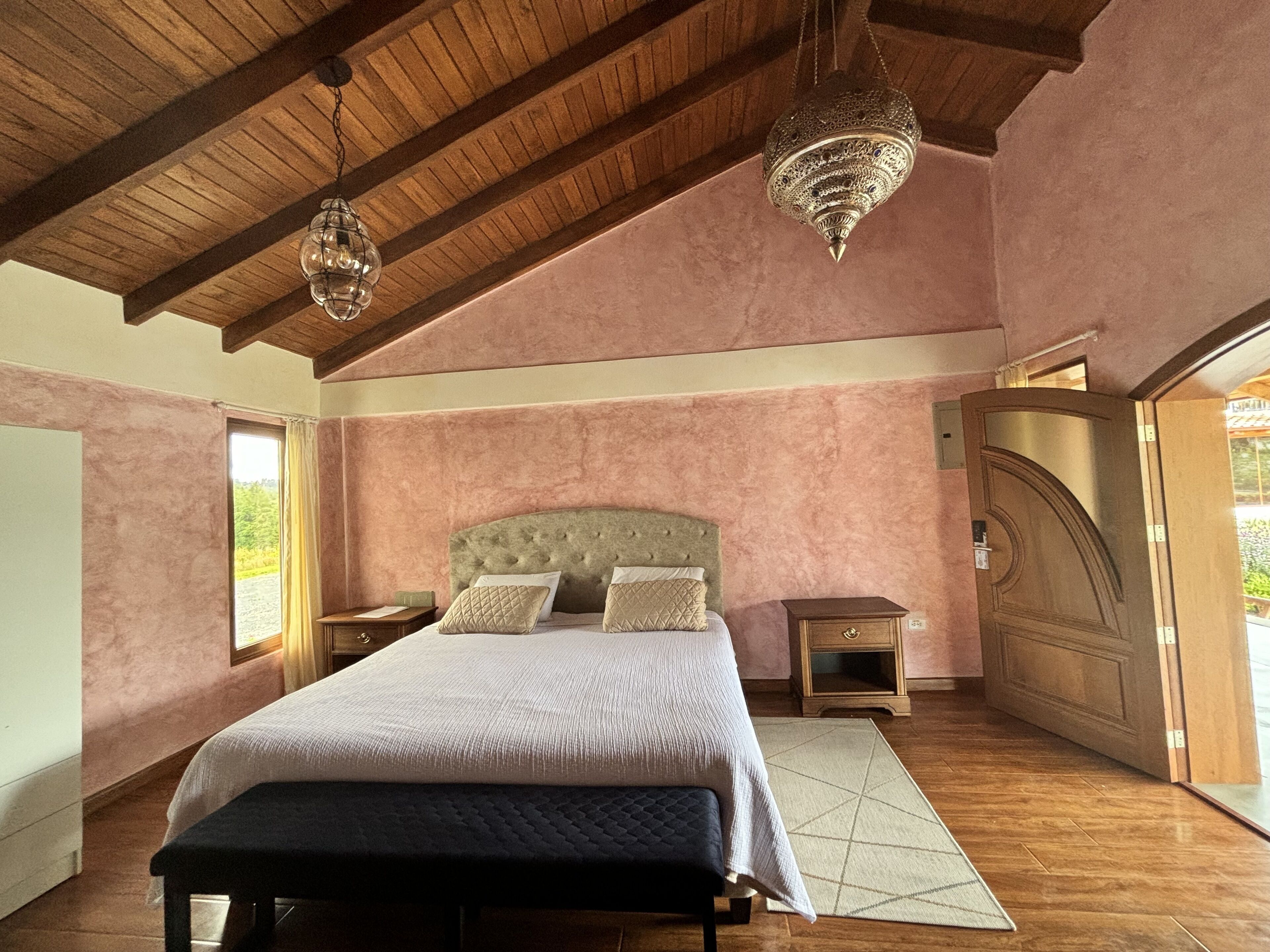 Habitación Deluxe | Decoración personalizada, muebles diferentes y escritorio 