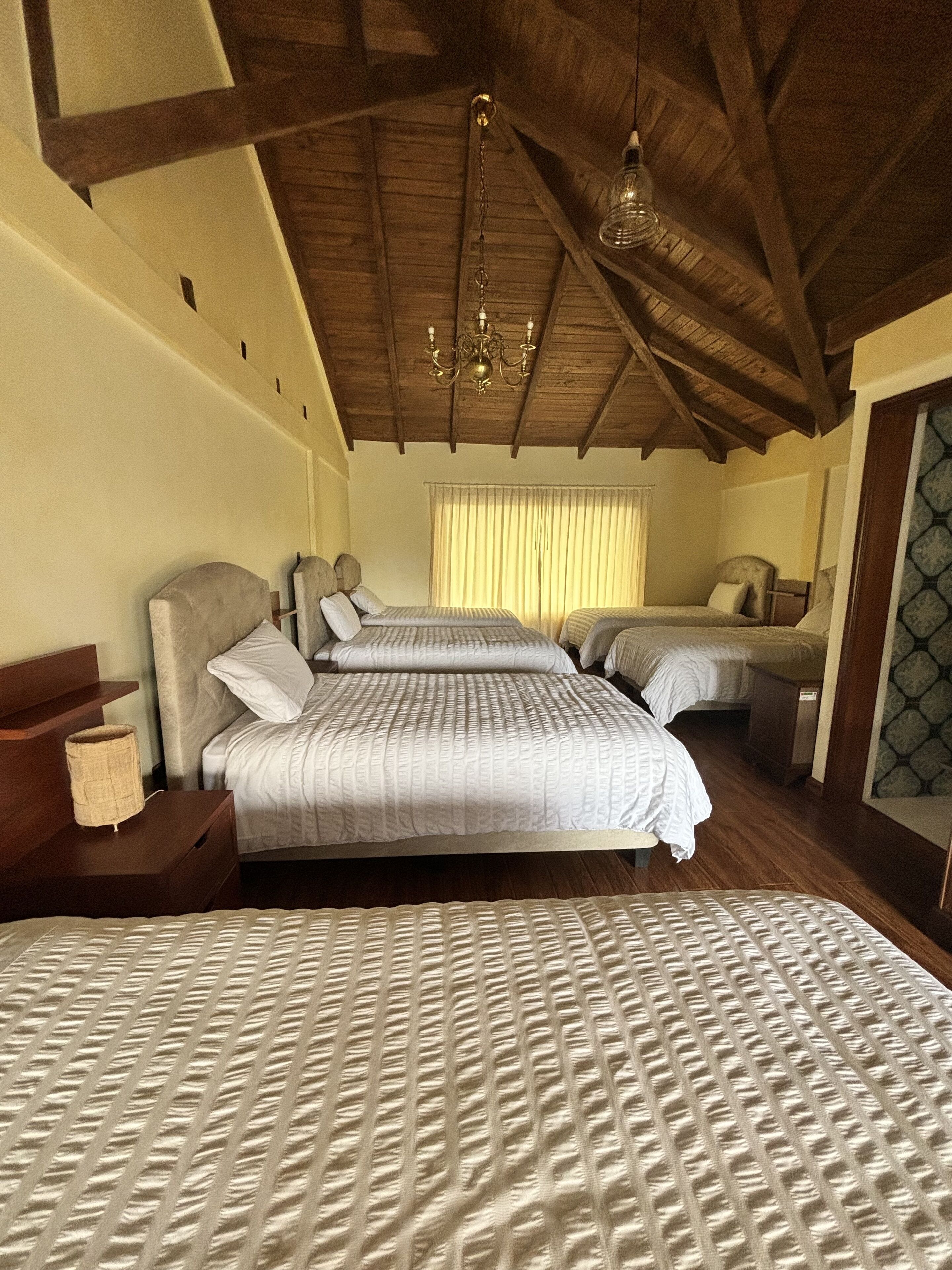 Habitación Confort | Decoración personalizada, muebles diferentes y escritorio 