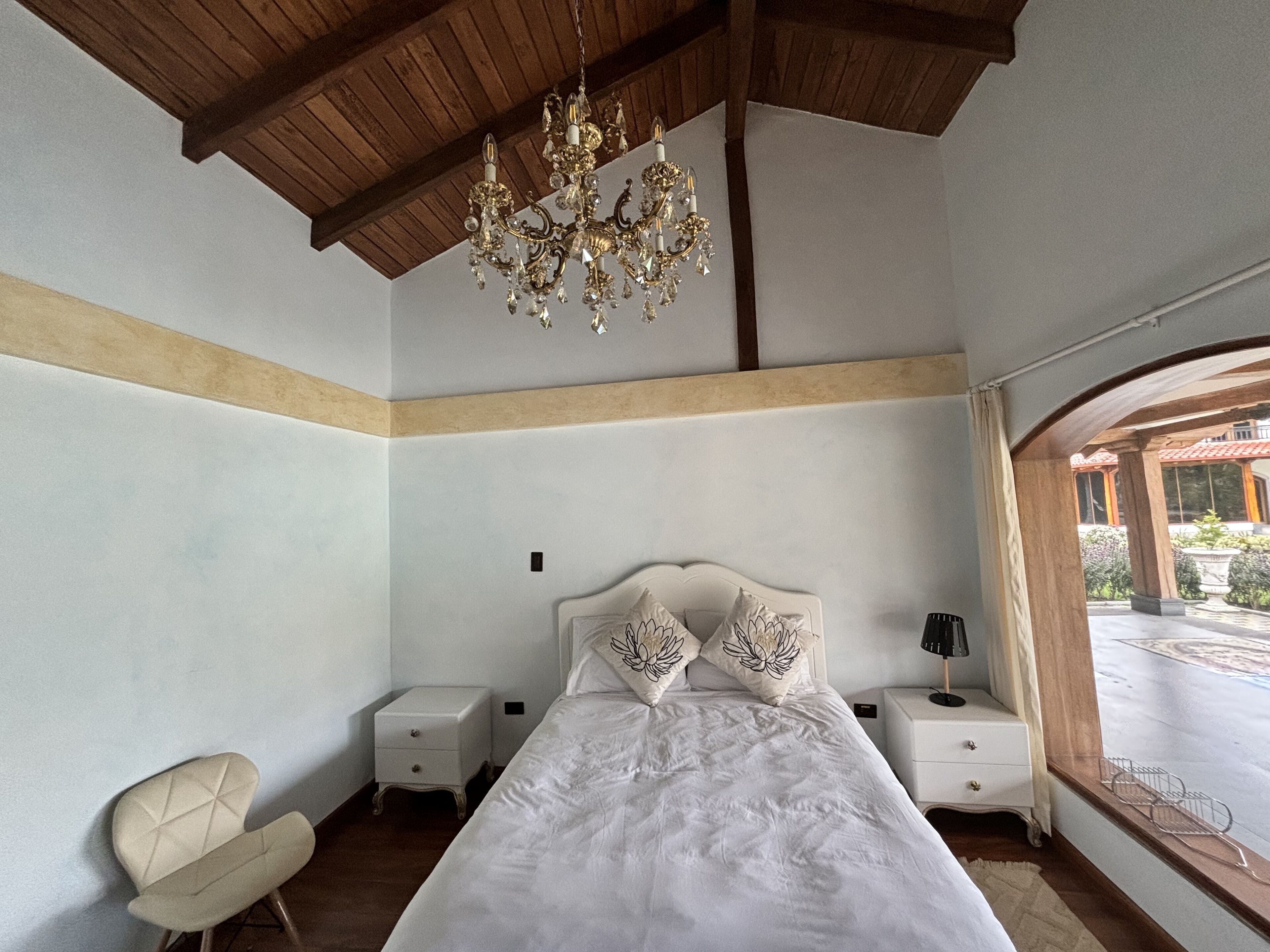 Habitación exclusiva, 1 cama matrimonial, con acceso para personas discapacitadas, vista al jardín | Decoración personalizada, muebles diferentes y escritorio 