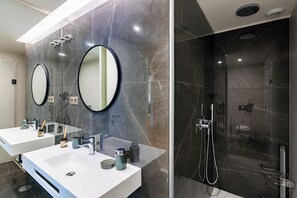 Departamento | Baño | Regadera, regadera tipo lluvia, secadora de cabello, toallas 