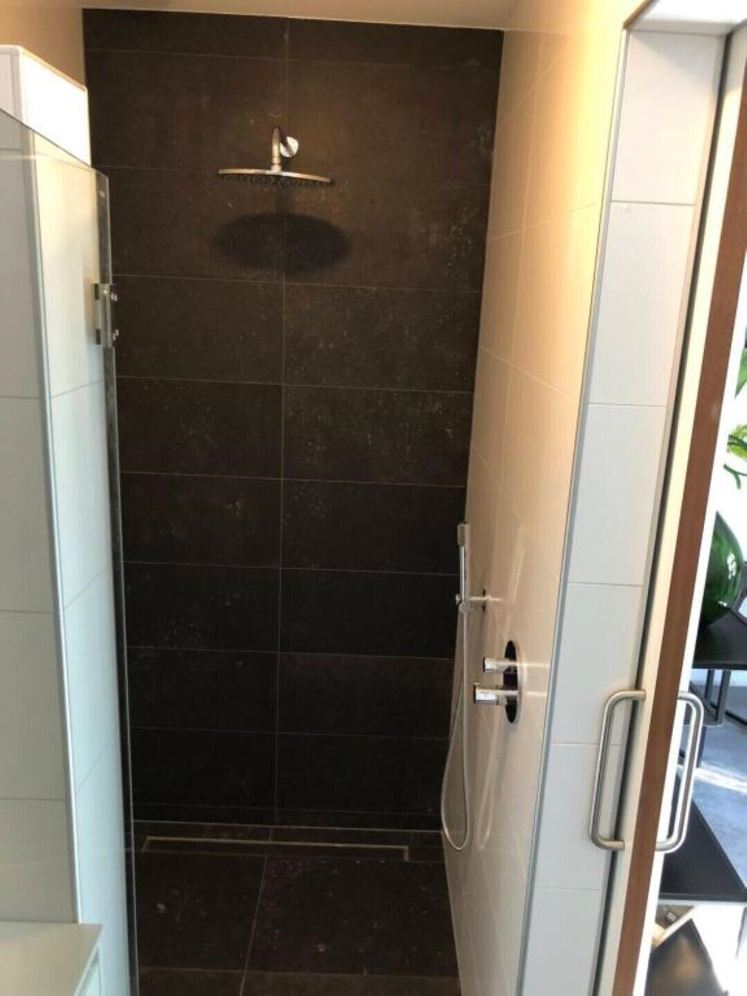 Een douche, gratis toiletartikelen, een haardroger, badjassen