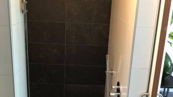 Een douche, gratis toiletartikelen, een haardroger, badjassen