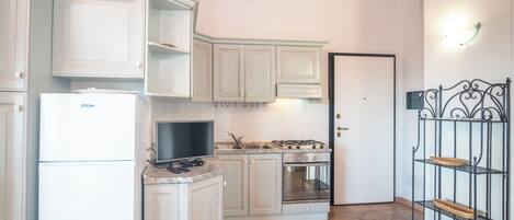 Refrigerador, parrilla de estufa, tetera eléctrica y tostadora