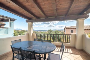 Outdoor dining - Apartment 'Poggio Dei Fiori Appartamento H7' with Sea View and Private Terrace (OLBIA)