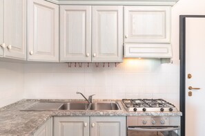 Fridge, stovetop, electric kettle, toaster - Apartment 'Poggio Dei Fiori Appartamento H7' with Sea View and Private Terrace (OLBIA)