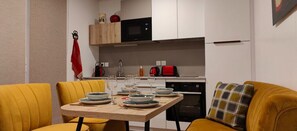 Fridge, microwave, oven, stovetop - Chalet + Jacuzzi® + Sauna (Rosteig)