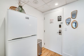 Interior - 8 Mi to Disney: Orlando Studio w/ Pool Access (Orlando)