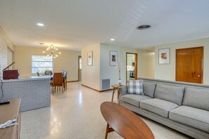 Living area - Mid-century Modern Lakeland Retreat w/ Smart TV! (Lakeland)