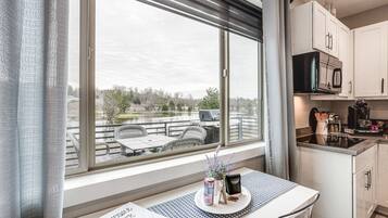 Microwave, mesin pembuat kopi/teh, dan peralatan masak/sendok-piring