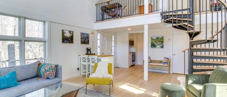 Stuga (1 Bedroom) | Vardagsrum | Tv, eldstad och böcker