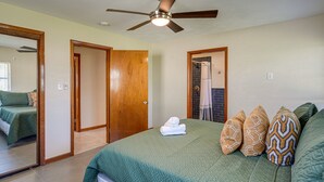 3 bedrooms, iron/ironing board, bed sheets - Mid-century Modern Lakeland Retreat w/ Smart TV! (Lakeland)