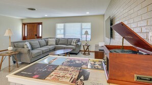 Living area - Mid-century Modern Lakeland Retreat w/ Smart TV! (Lakeland)