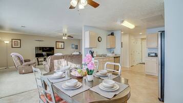 Apartment (3 Bedrooms) | Dining