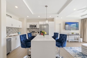 Condo, 2 chambres | Cuisine privée | Réfrigérateur, un four, cafetière-théière, grille-pain